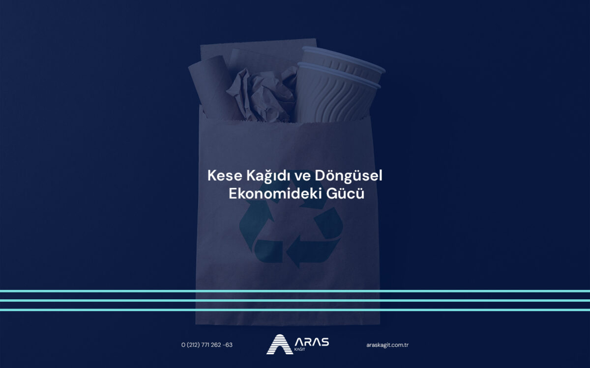 Üzerinde geri dönüşüm logosu olan kahverengi kraft kese kağıdı içinde kağıt bardak ve atıklar