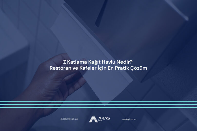 Metal dispenser aparatından z katlama kağıt havlu çeken bir el ve endüstriyel hijyen çözümü