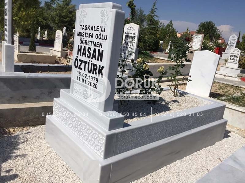 Baştaşı,Gövde ve Temel Özel Seçilmiş 1.Sınıf Marmara Beyaz Mermeri Gövde kısmına Cnc tekniği ile özel desen işlemesi uygulanmıştır. Kalın Blok mermerden imal edilmiştir. İsteğe Göre Uygun Fiyat Farkıyla Daha Kalın Baştaşı ve Küpeşte
