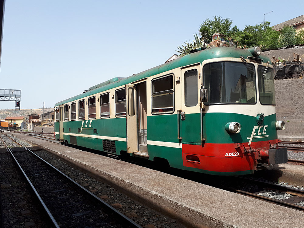 Circumetnea Treni Etna Yanardağı'nın çevresindeki yerlere ulaşımı sağlıyor