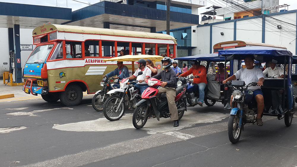Peru'da şehirlerde ve daha küçük yerleşim yerlerinde ulaşım mototaksilerle yapılıyor.