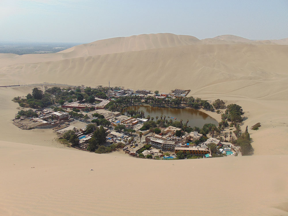 Peru'nun çöl bölgesinde bulunan Huacachina vahası