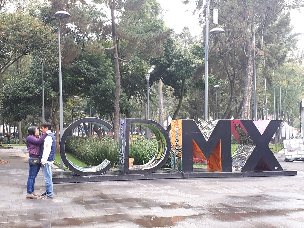 İspanyolca'da Mexico City'nin adı Cuidad de Mexico olarak geçiyor kısaltılmışı ise CDMC