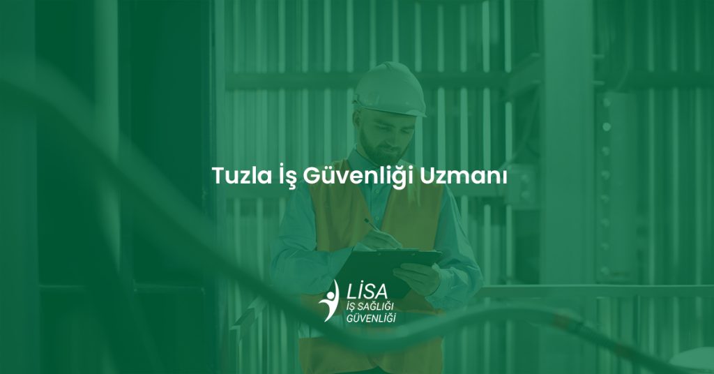 Tuzla sanayi bölgesinde elinde dosya ile denetim yapan baretli ve yelekli iş güvenliği uzmanı.