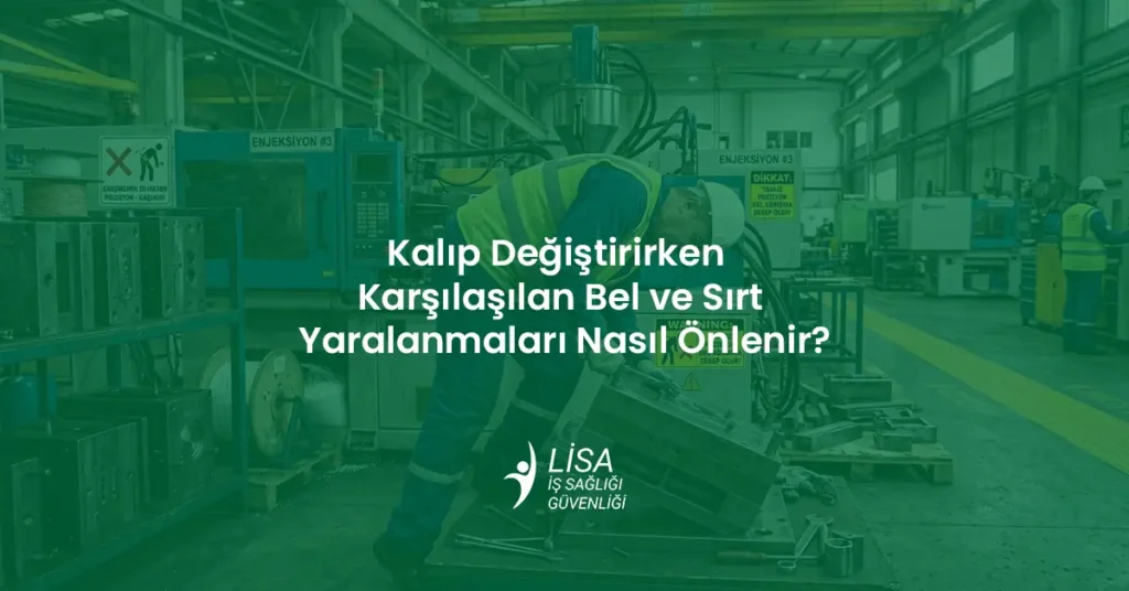 Sanayide kalıp değiştirirken yanlış yük kaldırma pozisyonu nedeniyle bel ve sırt yaralanması riski yaşayan kasklı fabrika işçisi görseli.