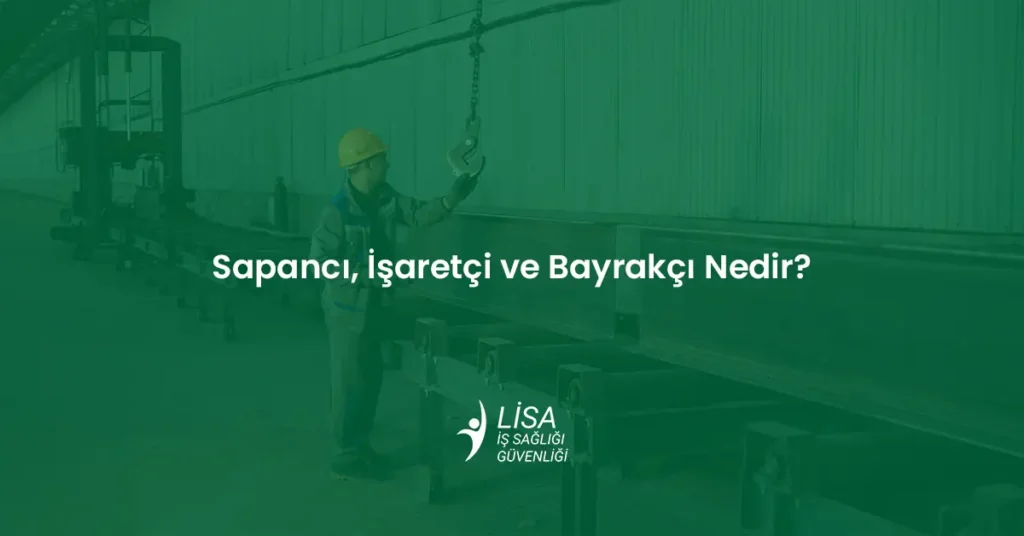 Fabrika imalat hattında vinç kancası kontrolü ve yük bağlama işlemi yapan kasklı sapancı ve işaretçi personel görseli.