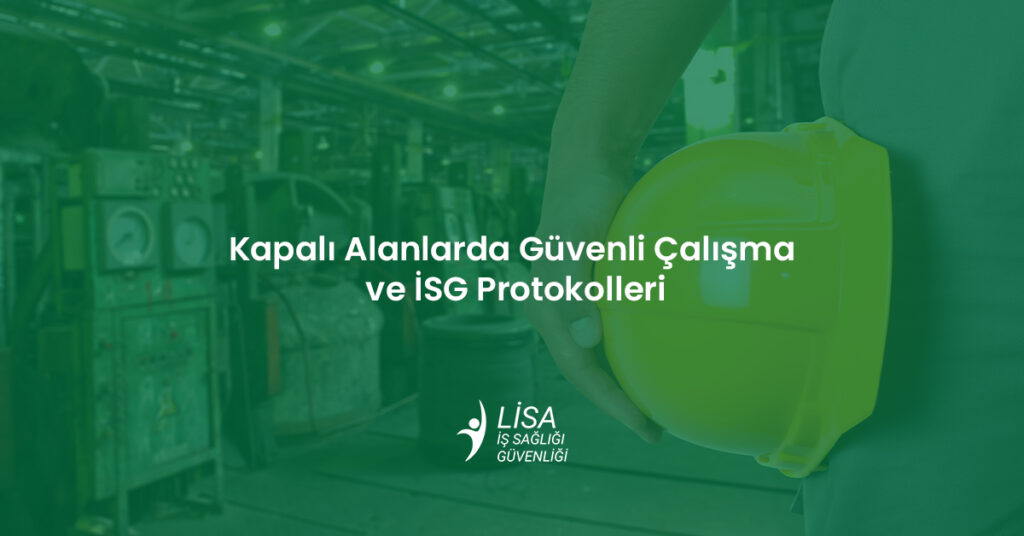 Endüstriyel kapalı alanda sarı baret tutan işçi eli ve iş sağlığı güvenliği önlemleri