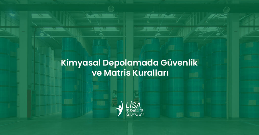 Endüstriyel depoda üst üste istiflenmiş variller ve kimyasal depolamada güvenlik matrisi kuralları
