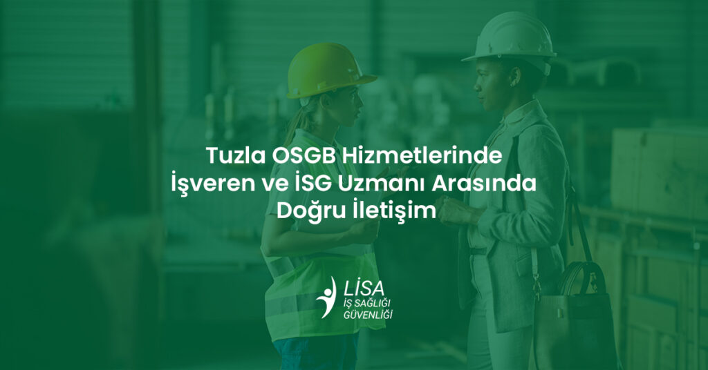 Şantiyede baretli kadın işveren ile İSG uzmanı arasında doğru iletişim ve koordinasyon süreci