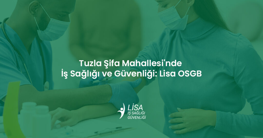 Tuzla Şifa Mahallesi'nde maskeli sağlık personelinin kadın çalışana aşı yapması ve iş sağlığı muayenesi