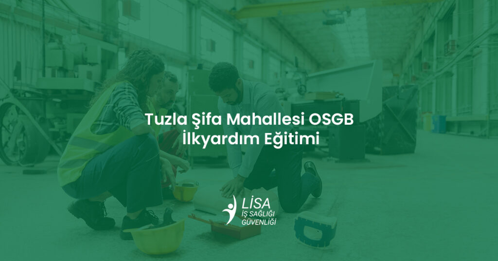 Fabrika ortamında CPR maketi üzerinde temel ilkyardım eğitimi uygulaması yapan çalışanlar ve uzman