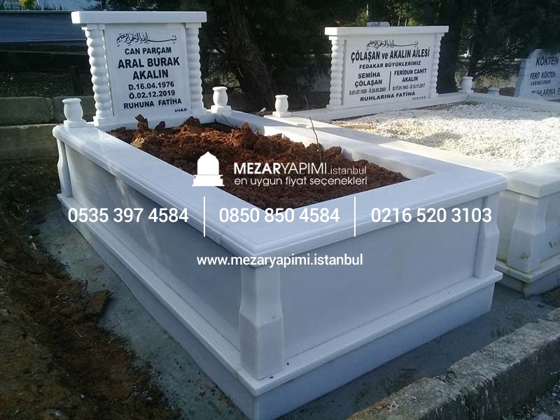 Tek Kişilik Baştaşı Sütunlu Süt Beyazı Mermer Mezar