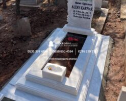 Alternative view of Baştaşı Çiçek Desenli Mermer Blok Mezar