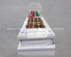 Lale Motifli Kalp Şeklinde Cnc İşlemeli Mermer Mezar