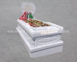 Lale Motifli Kalp Şeklinde Cnc İşlemeli Mermer Mezar