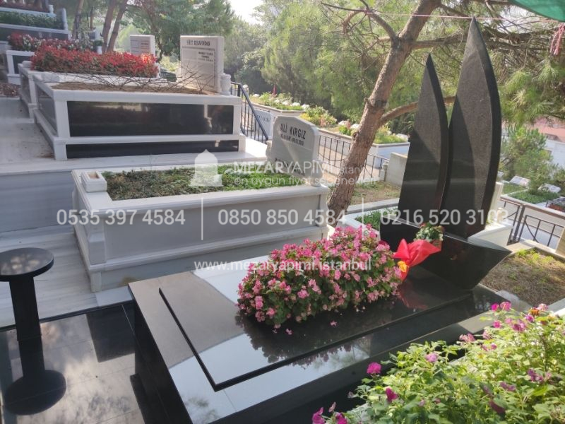 Yelkenli Gemi Şeklinde Granit Anıt Mezar