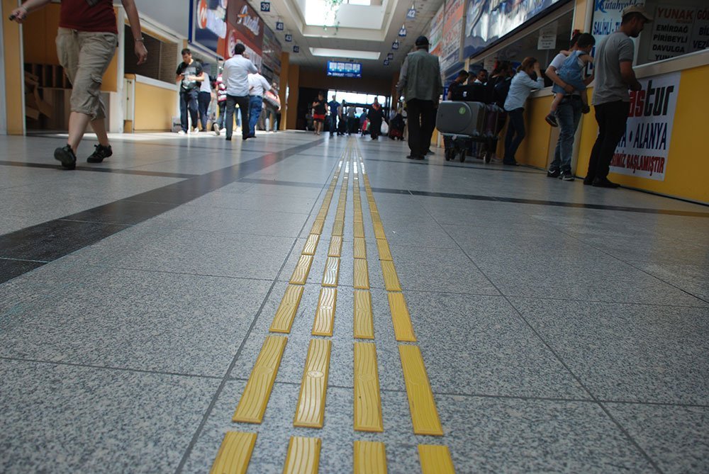 Görselde otogarın Hissedilebilir yüzey uygulaması görünmektedir.