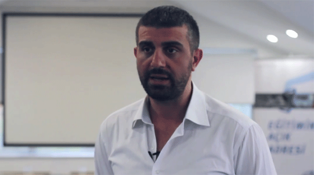 Kurumlar eğitim ihtiyacını belirlerken hangi yaklaşımları kullanır?