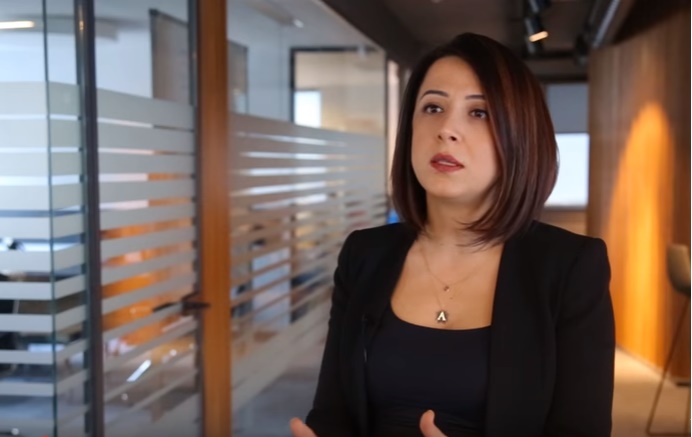 Digital signage ekranları uzun bekleme sürelerine nasıl fayda sağlıyor?